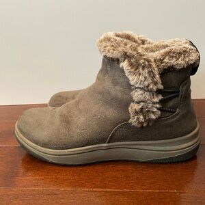 Clarks boots with faux fur lining